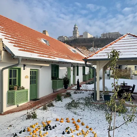 Várlak Appartement *