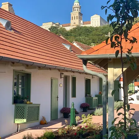 Várlak Appartement *