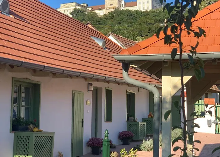 Varlak Vendeghaz *